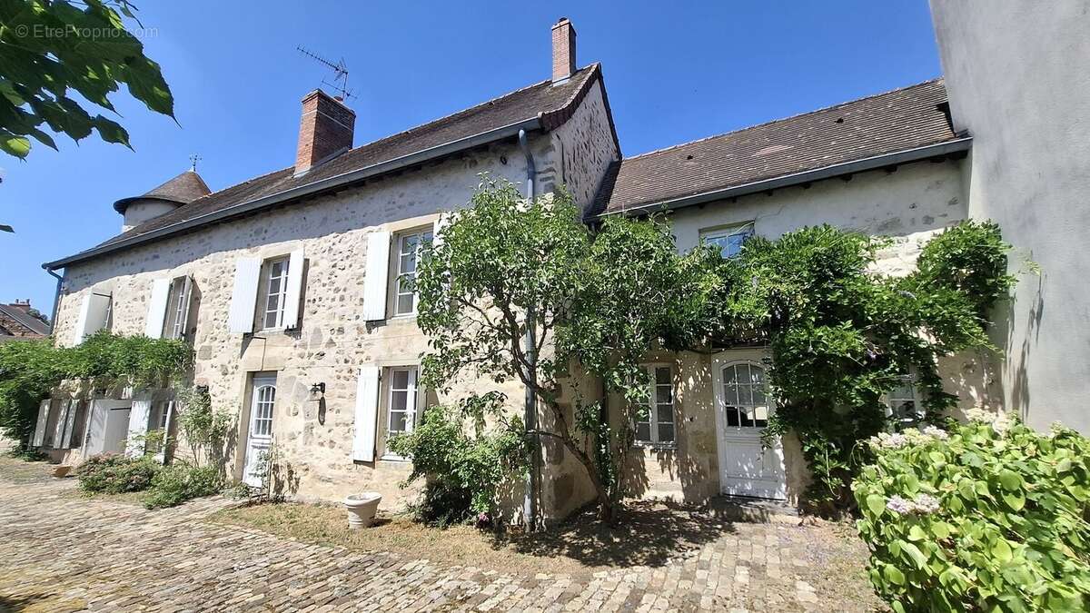 A vendre à Busset, très belle propriété de 11 pièces avec piscine et grange. - photo 6