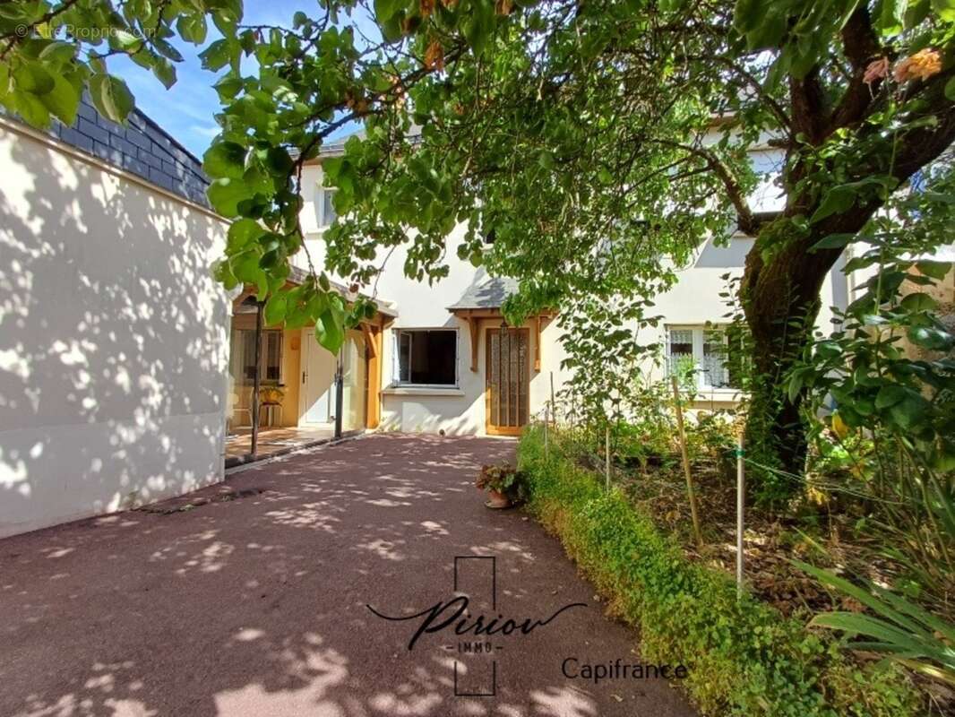 Maison à MONTREUIL-BELLAY