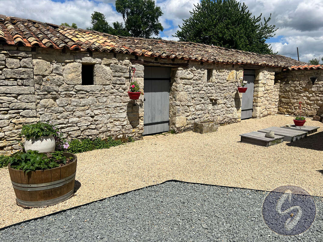 Maison à PAMPROUX