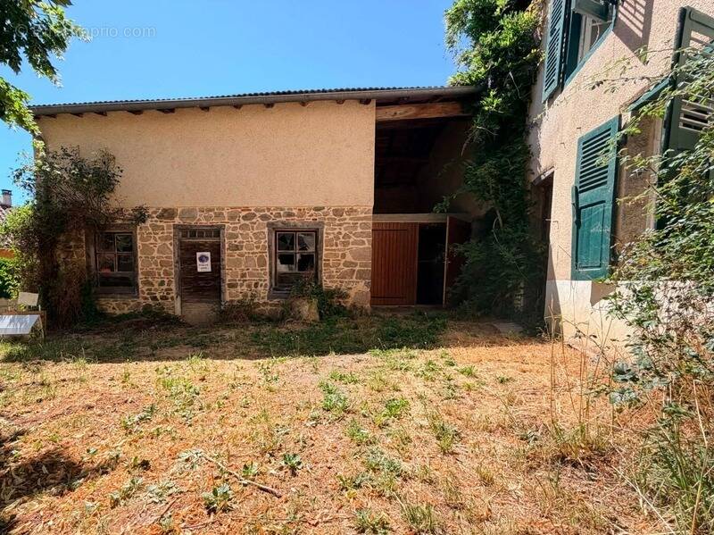 Grange a renover avec garage, terrain de 330 m² - photo 1