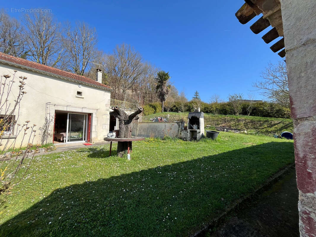 Maison à MONTAIGU-DE-QUERCY