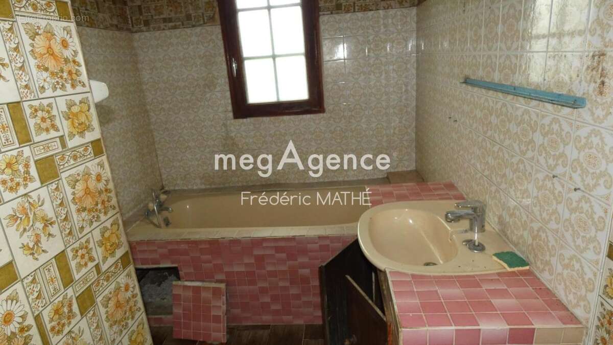 Maison de plain-pied avec dépendances et jardin - photo 7