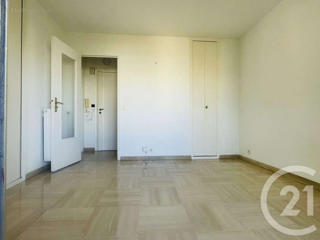Appartement à SAINT-LAURENT-DU-VAR
