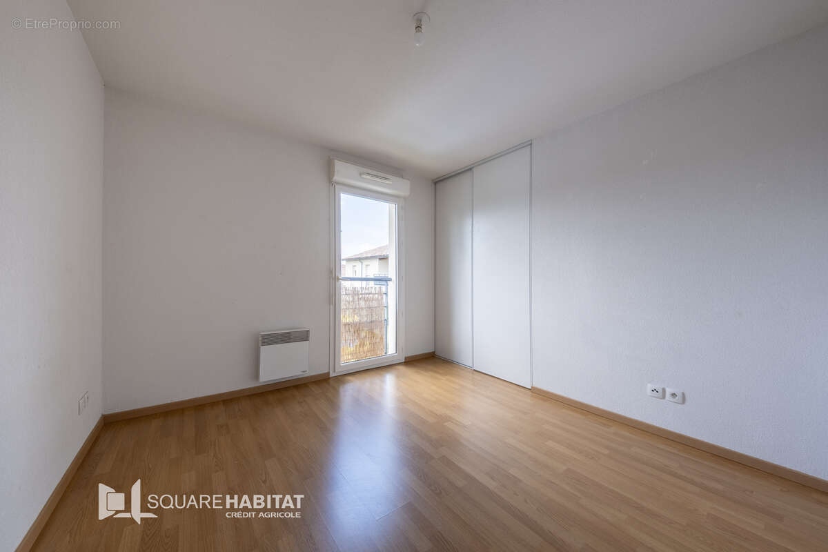 Appartement à PINS-JUSTARET