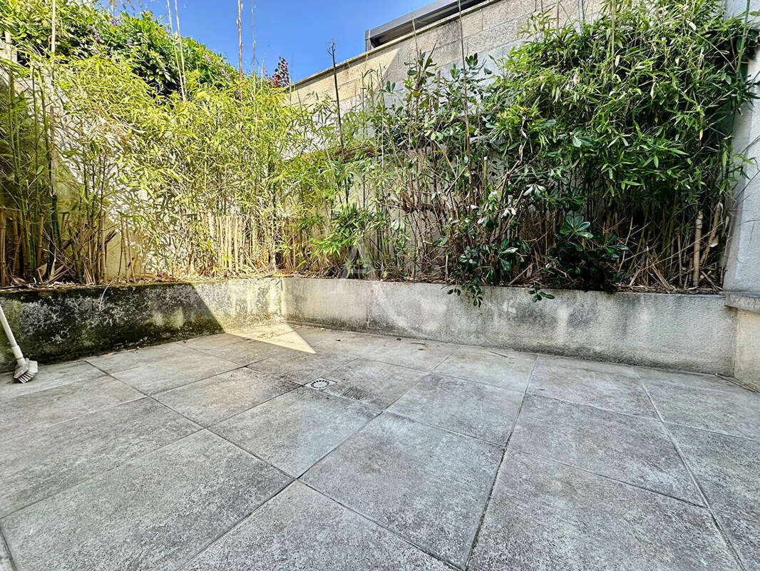 Maison de plain-pied à vendre. Grand séjour 100 m², 3 chambres, 2 garages - photo 10