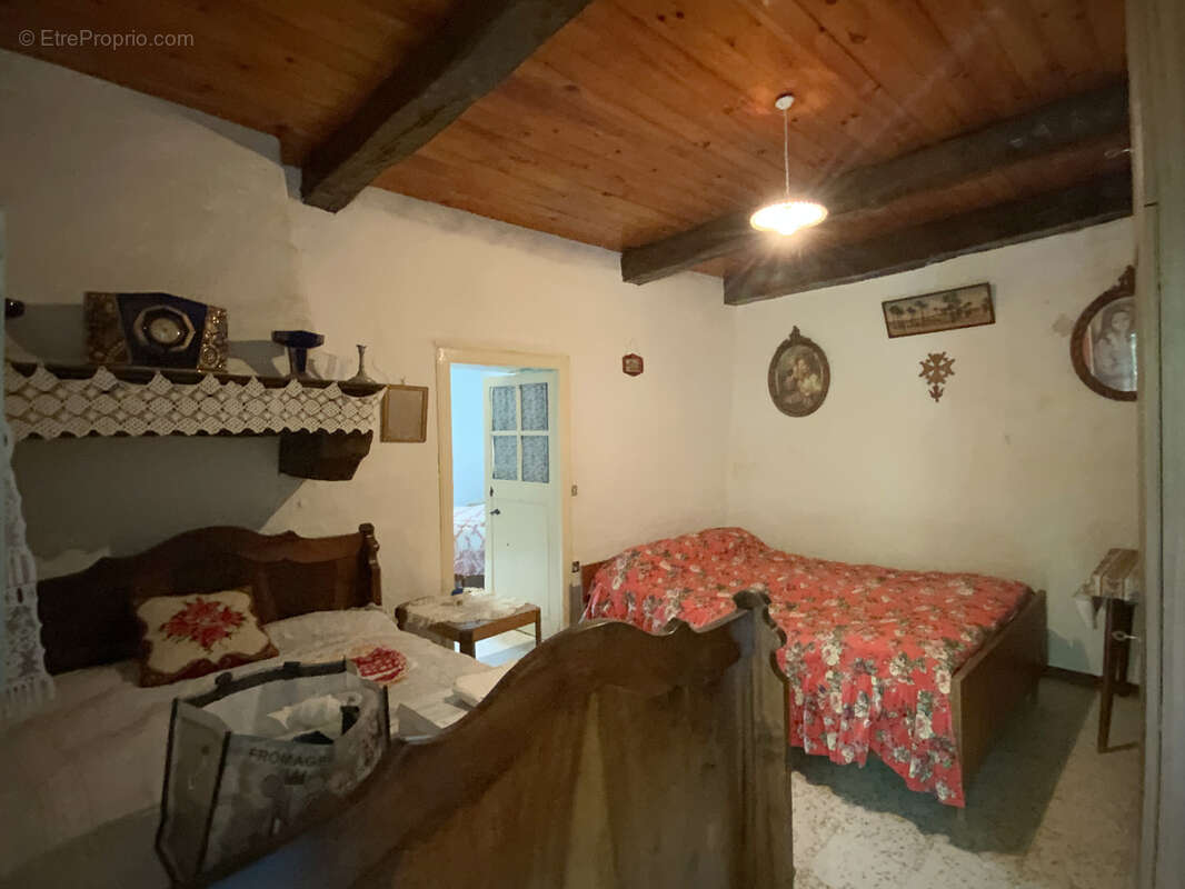 Maison à rénover avec cour, jardin et garage au coeur d'un des plus beaux villages de France. - photo 18
