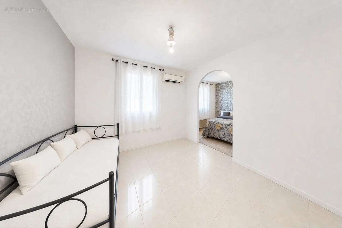 Maison de 6 pièces - 4 chambres de 155 m² à Chéroy - photo 4
