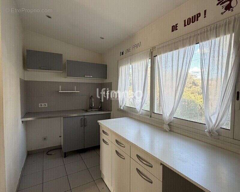 Maison de 101m2 à rénover sur sa parcelle de 500m2 - St Menet 13 - photo 5