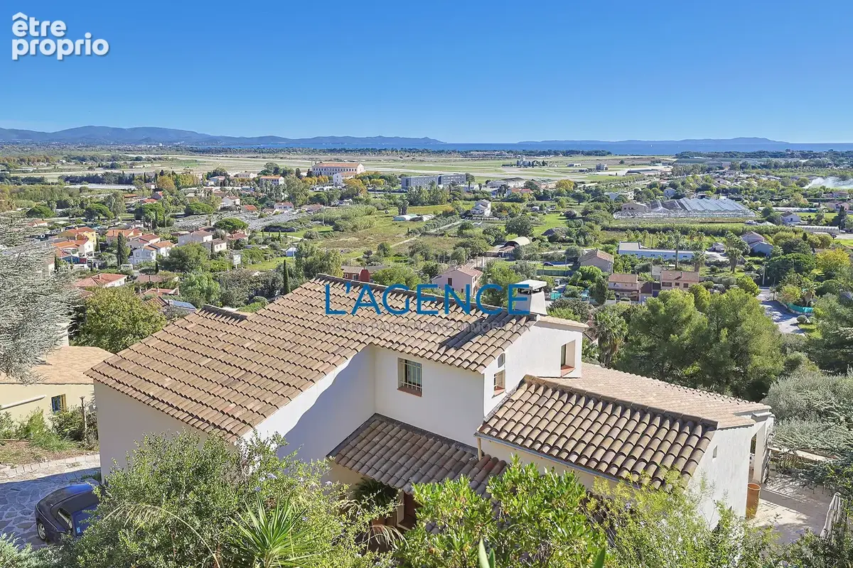 Villa contemporaine de 221 m2 avec vue mer, au calme, sur un terrain arboré de 1830M2 - photo 2