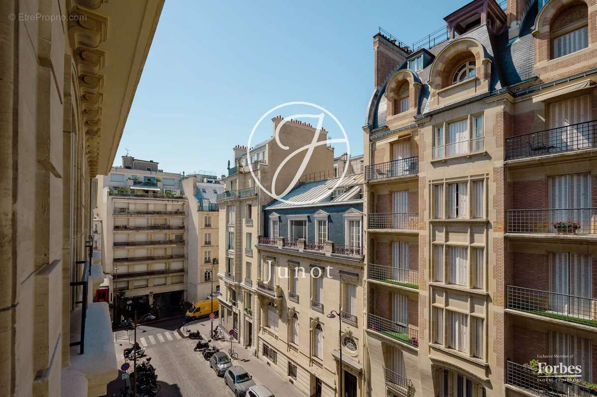 Appartement à PARIS-17E