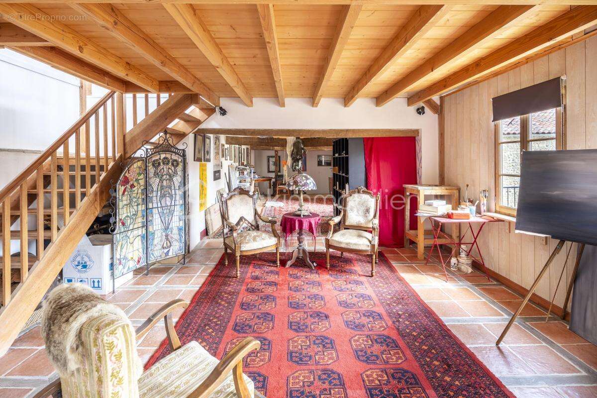 Maison à VILLECOMTAL-SUR-ARROS