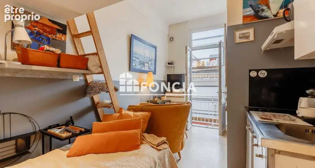 LES SABLES D'OLONNE - CENTRE REMBLAI ET PLAGE - Studio avec mezzanine et balcon dans immeuble de caractère - 50m de la plage - photo 2