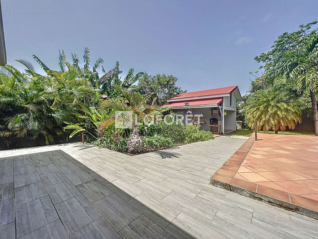 Maison F4  à Sainte Anne avec garage et piscine - photo 8
