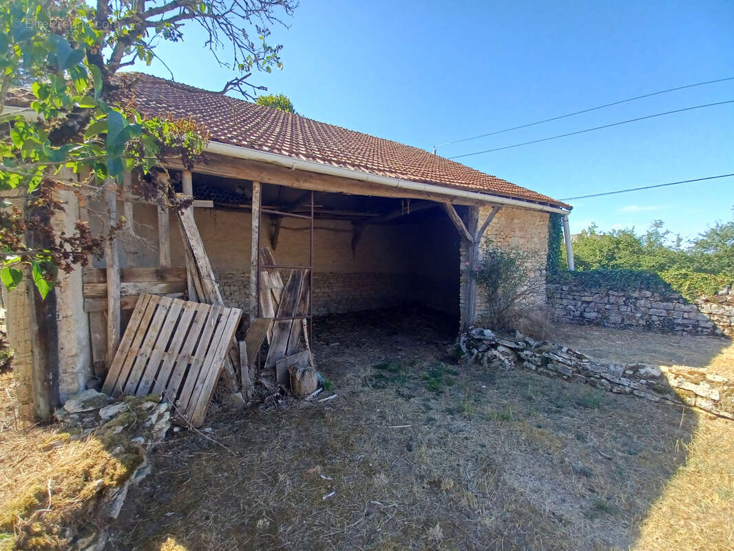 Ancienne fermette avec nombreuses dépendances et terrain attenant d'env 7 800m2 - photo 5