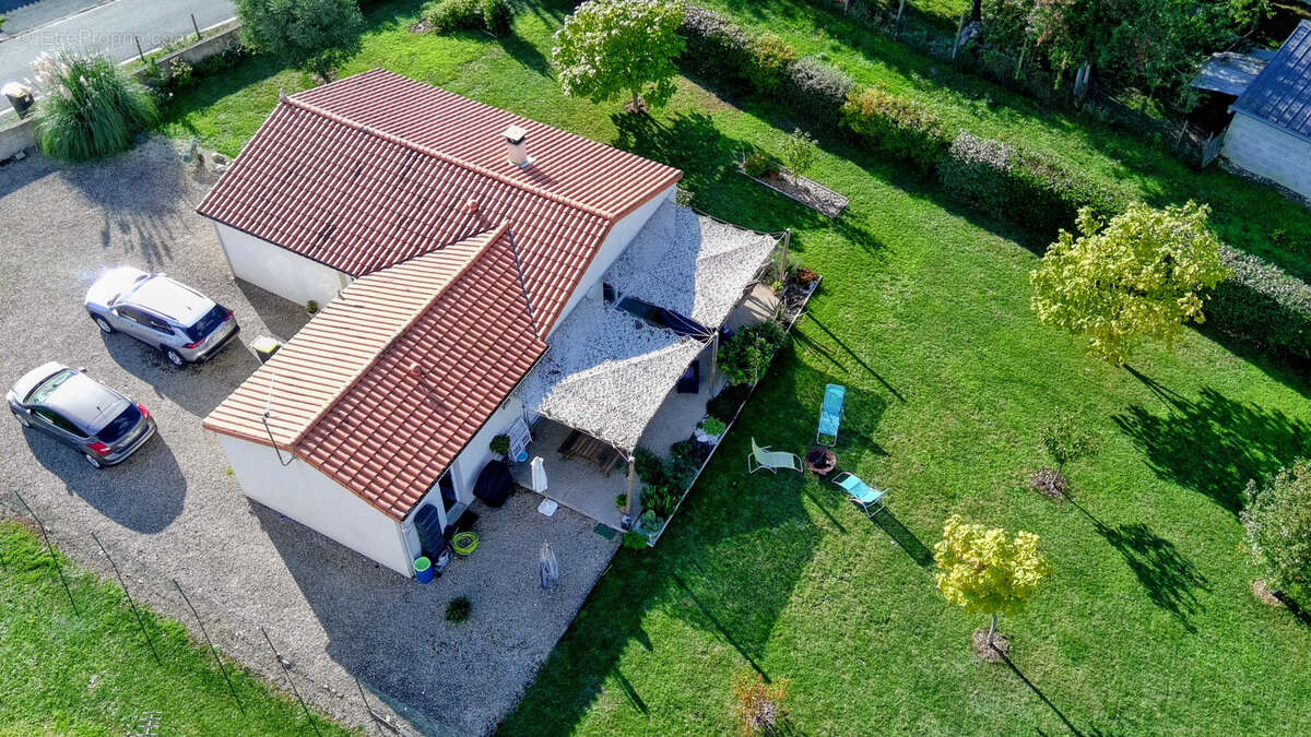 Maison à AMBERRE