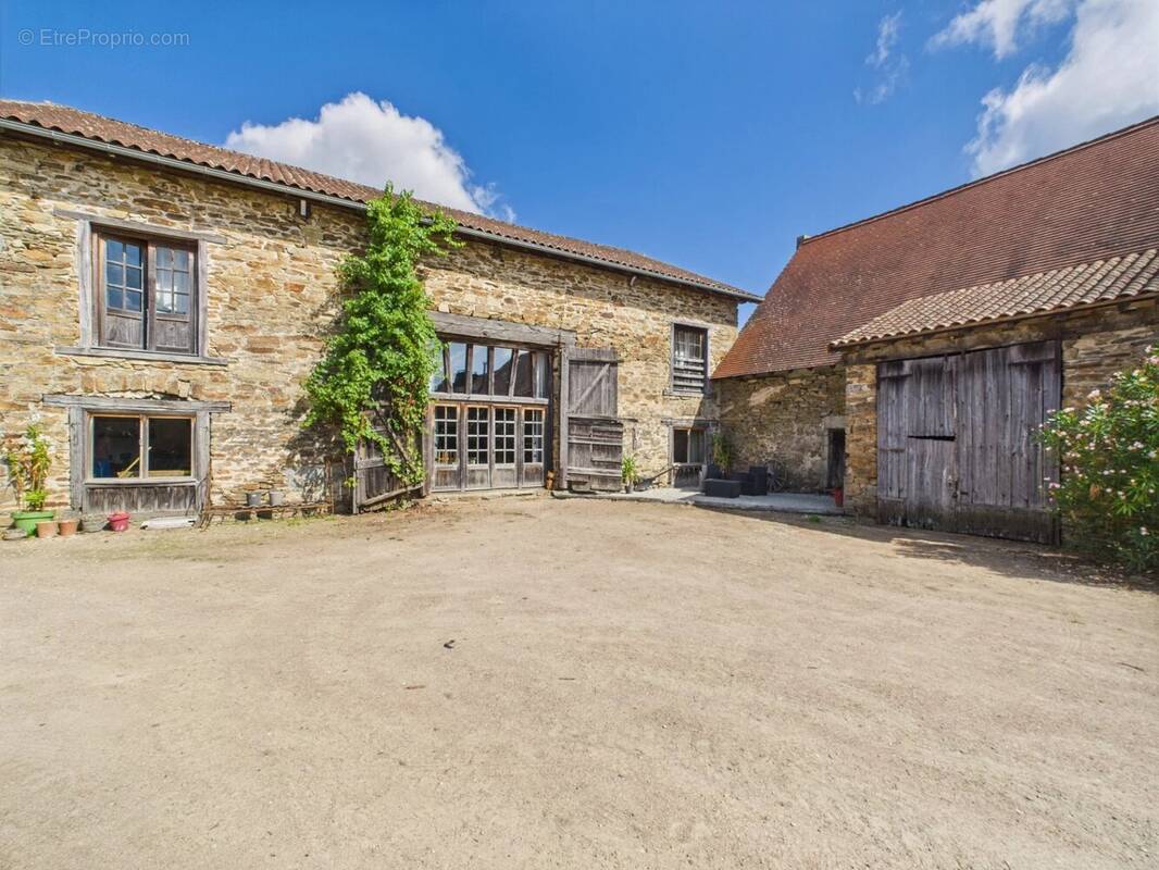 Incroyable propriété de 21 hectares avec maison principale, complexe de gîtes possible et piscines - photo 5