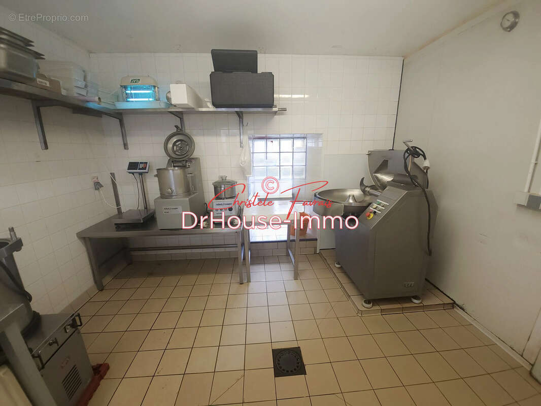 Commerce à LOUVIGNE-DU-DESERT