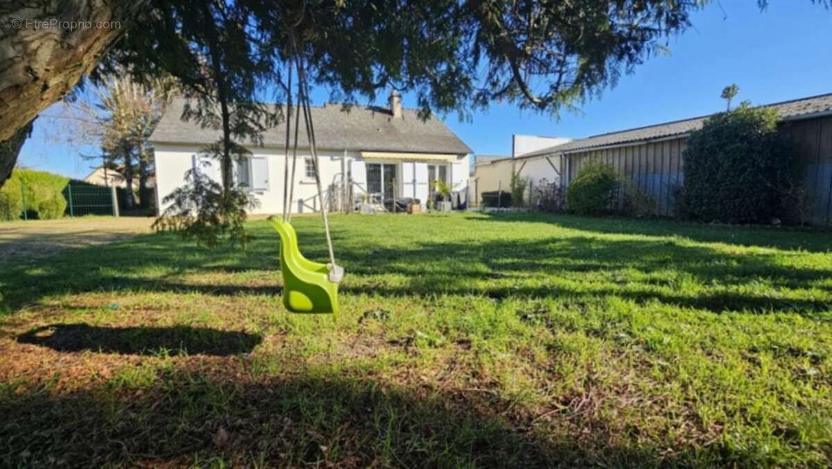 Noyant centre – Plain-pied 3 chambres, jardin sans vis-à-vis et garage de 35 m² - photo 4