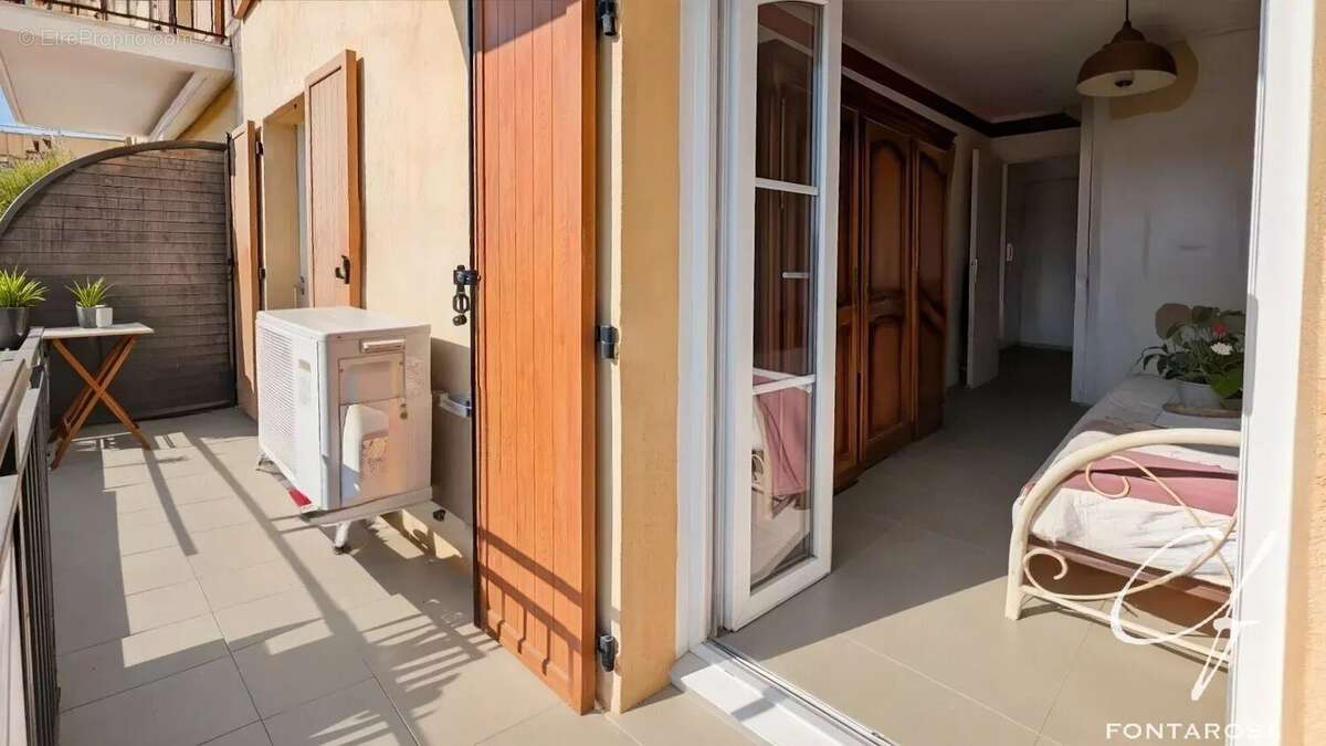 Appartement à ROQUEBRUNE-SUR-ARGENS