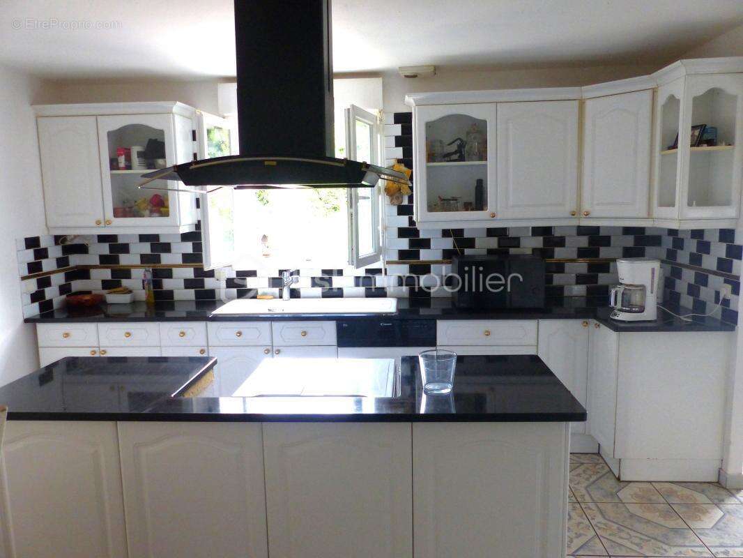 Maison à AILLANT-SUR-THOLON