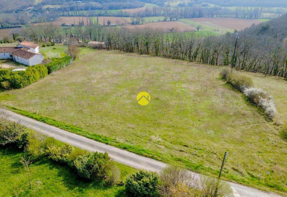 Terrain à SAINT-CYBRANET