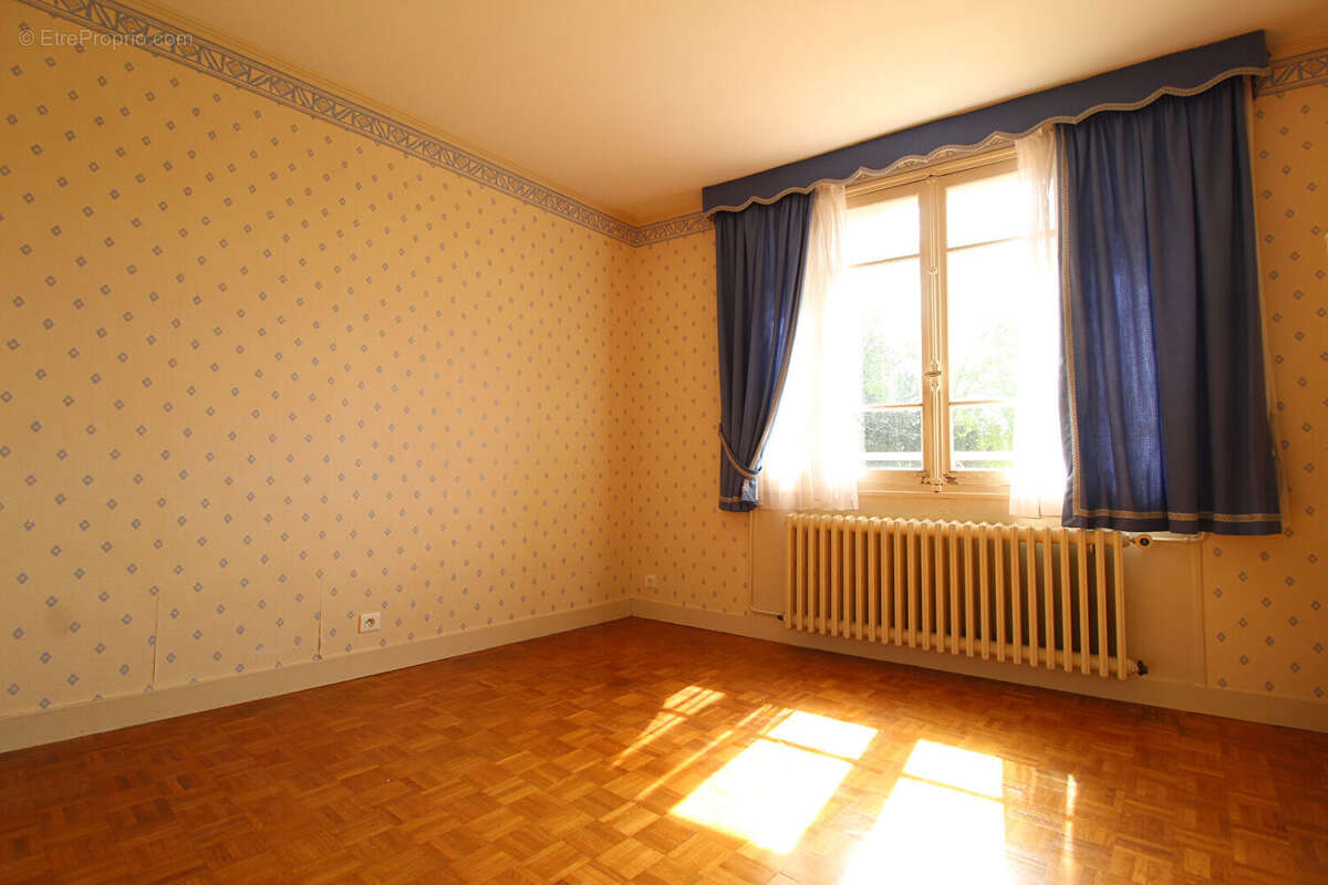 Maison à TREMBLAY-LES-VILLAGES