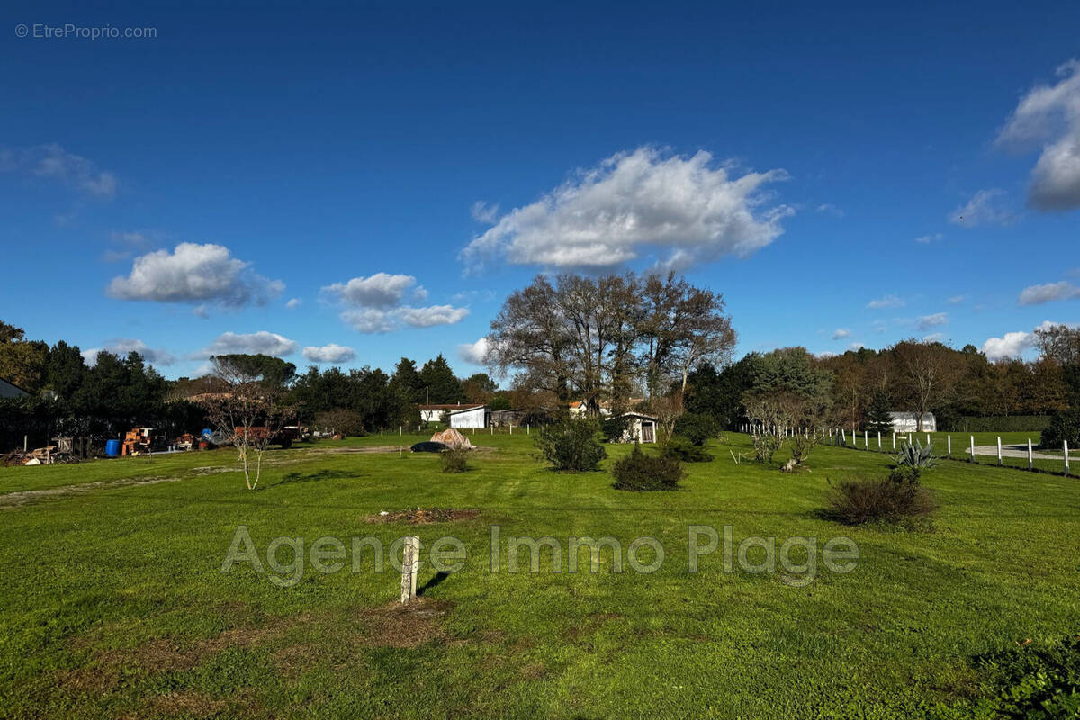 Terrain à VENSAC