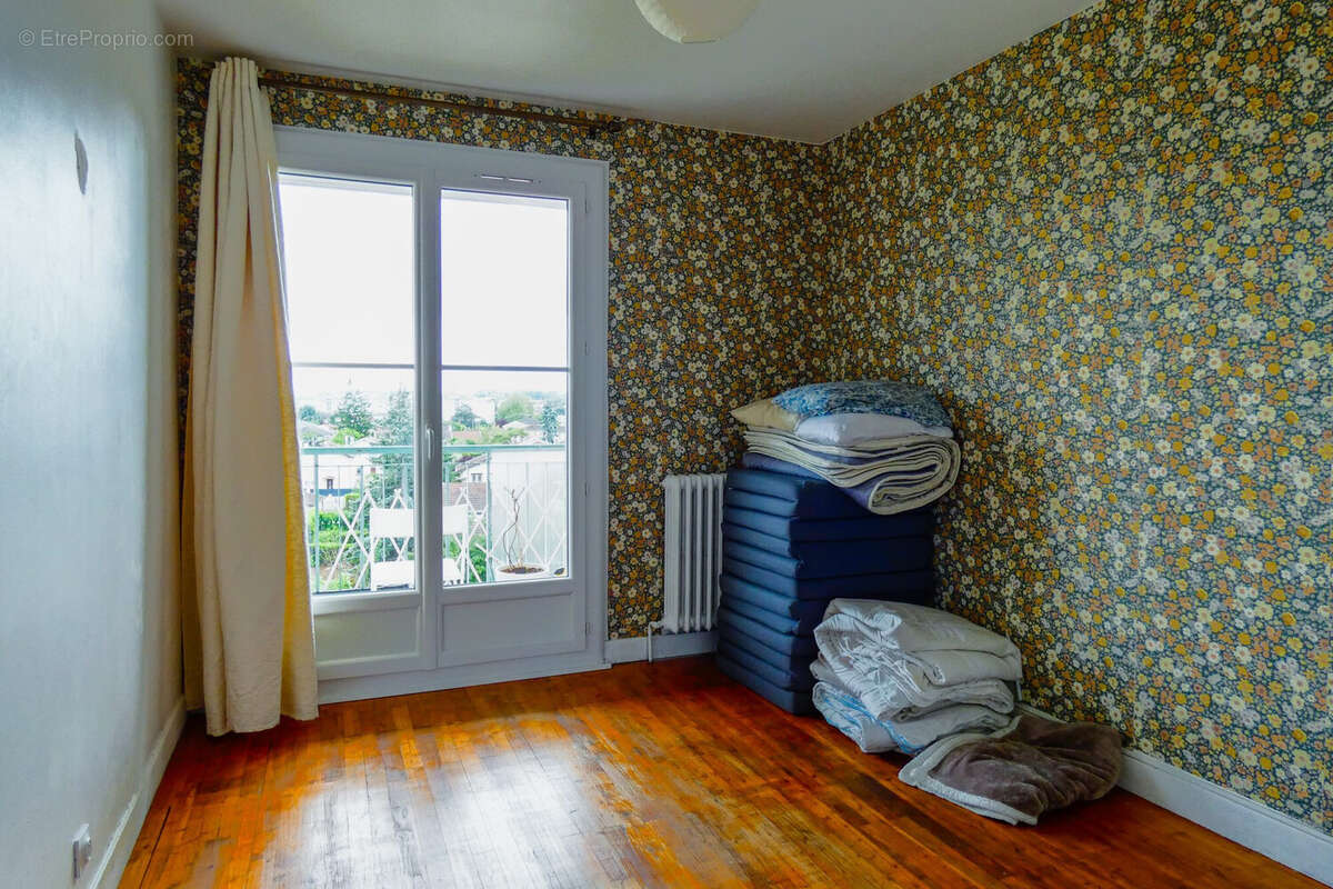 Chambre 2 - accès balcon - Appartement à MEYZIEU
