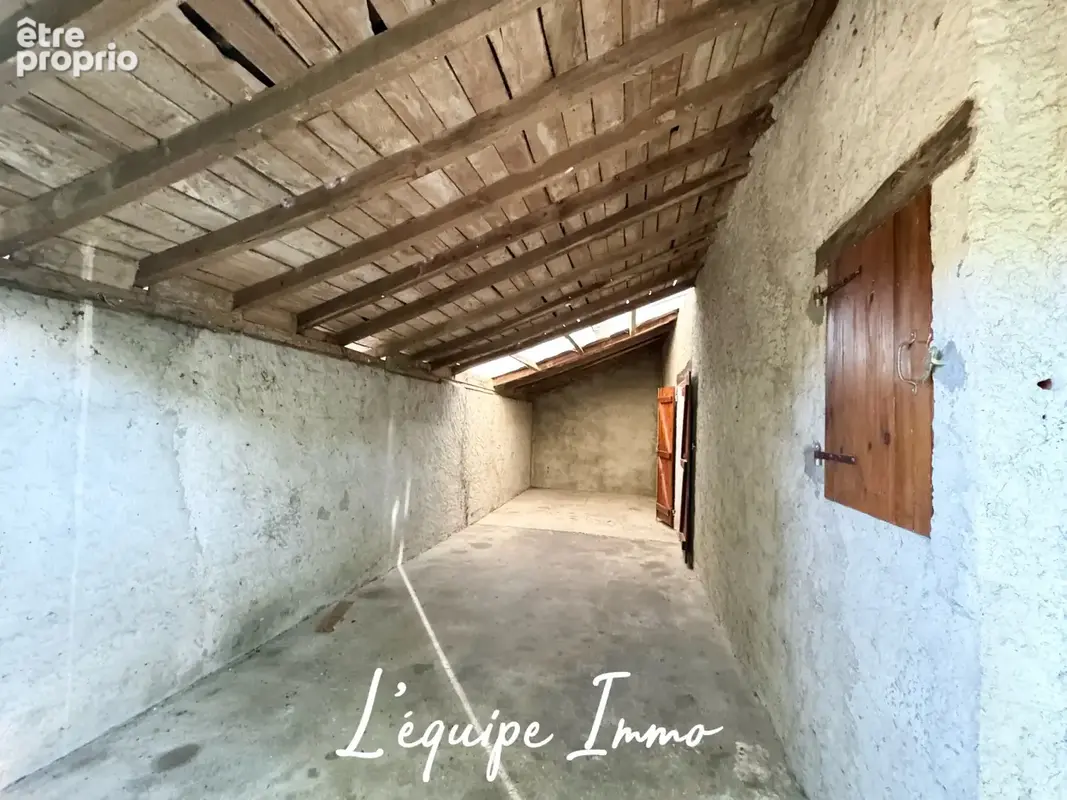 Ancienne ferme T4 avec dépendances sur 2453 m2 de terrain - photo 8
