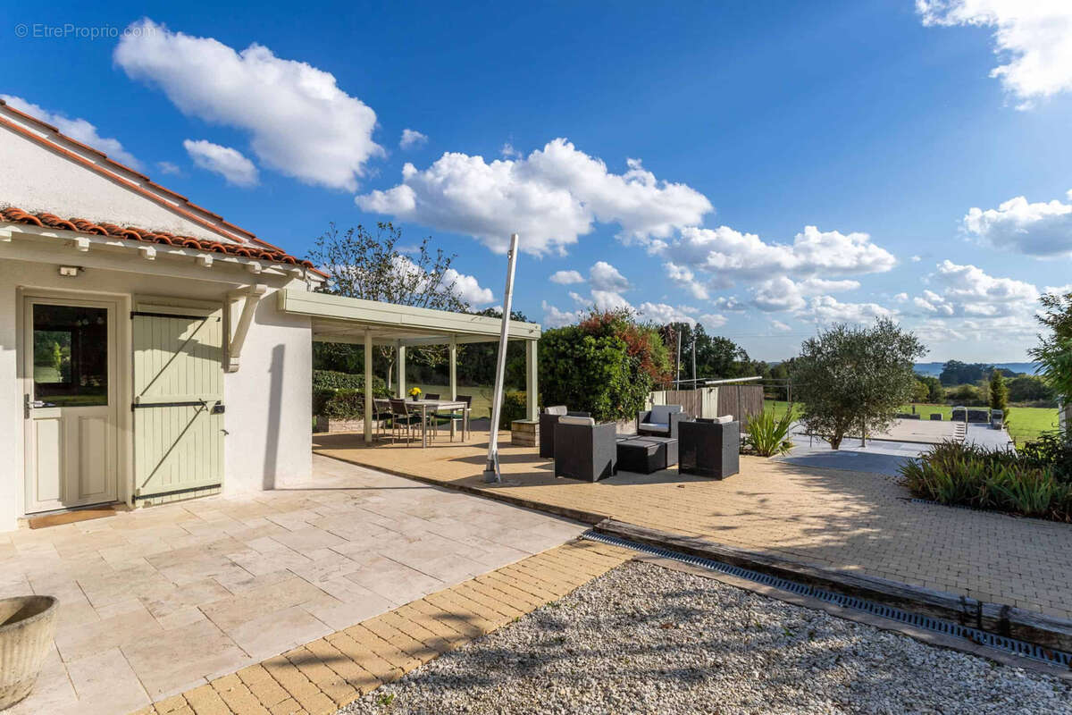 Country property with pool - photo 9