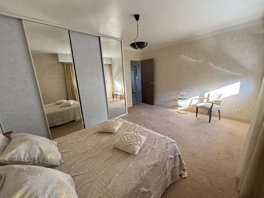 ARGENTEUIL – LES COTEAUX  Élégante maison familiale de plus de 200 m² avec vue sur Paris et la Tour Eiffel - photo 12