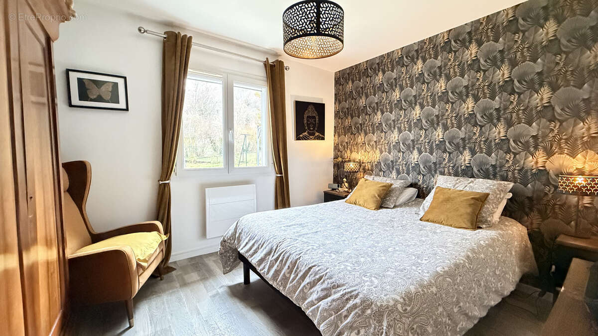 Maison à VIC-SUR-CERE