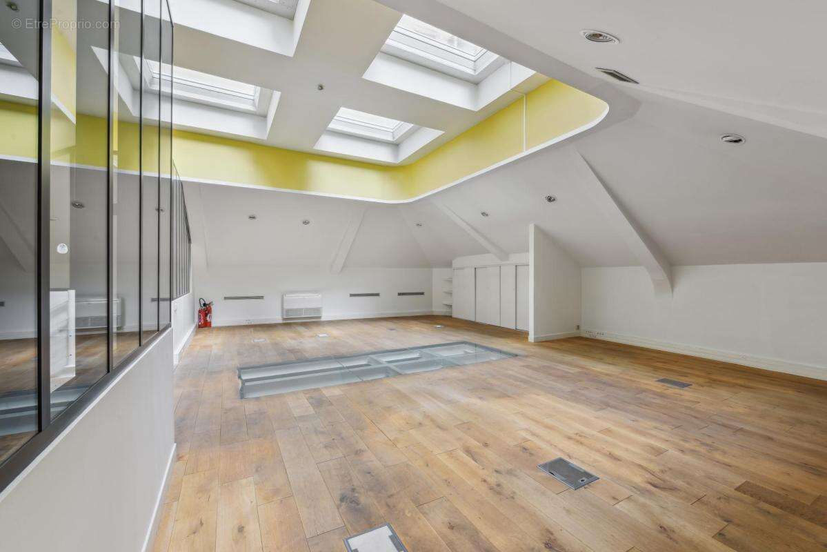 Commerce à PARIS-8E