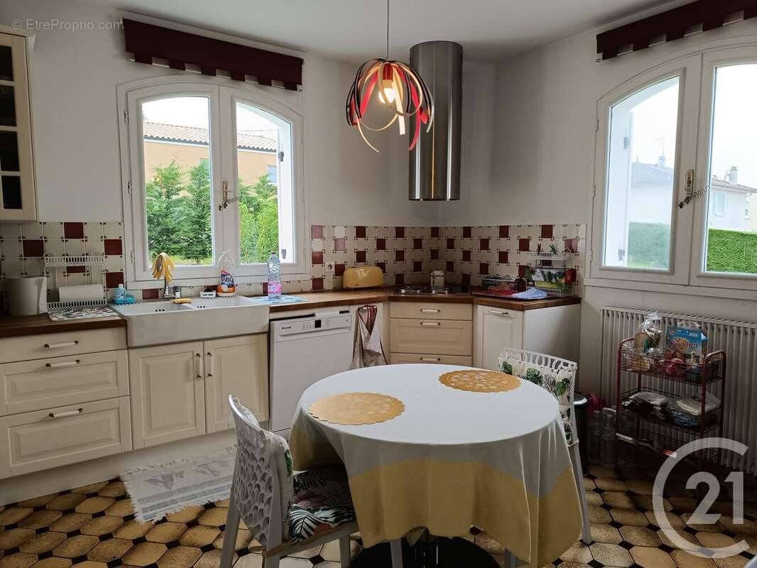 Maison à LA ROCHE-CHALAIS