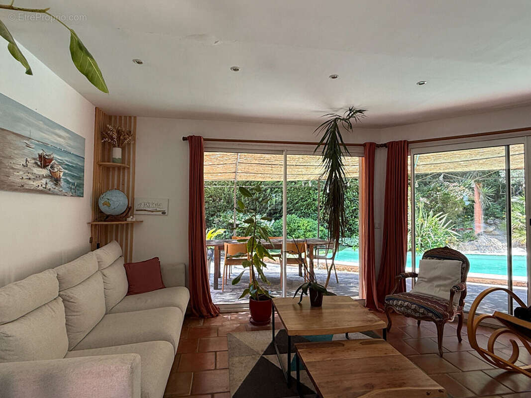 Maison à LA ROQUE-D&#039;ANTHERON