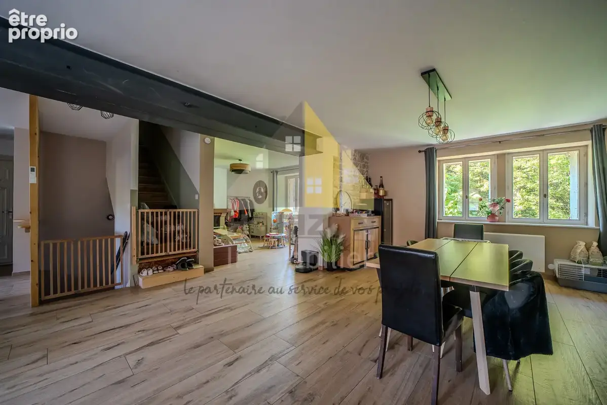 Maison de village avec jardin, grande terrasse au coeur du bourg de Sellières ! - photo 3