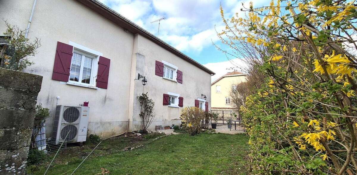 Belle Maison de Village et de Caractère de 1815 de 155 m² Rénover et Entretenue avec Goût avec sa Cour avant et Terrasse de 115  - photo 1