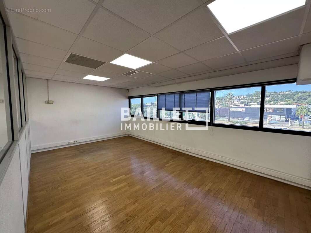 Commerce à VILLENEUVE-LOUBET