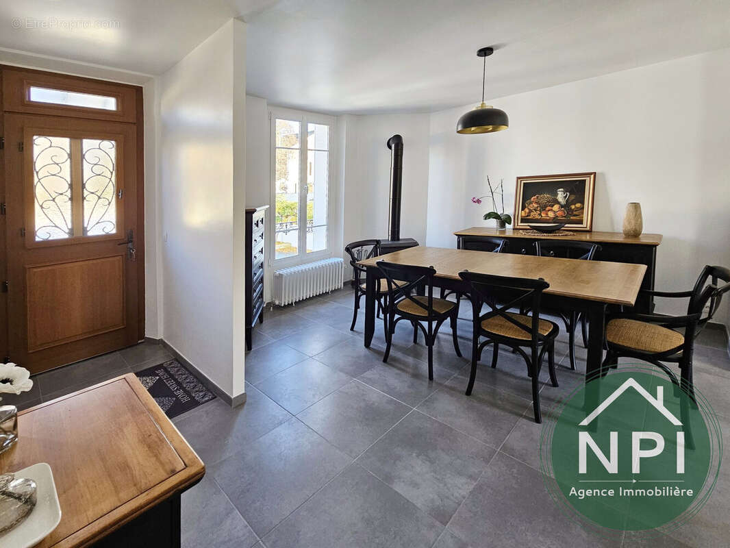 Maison à VAUX-LE-PENIL