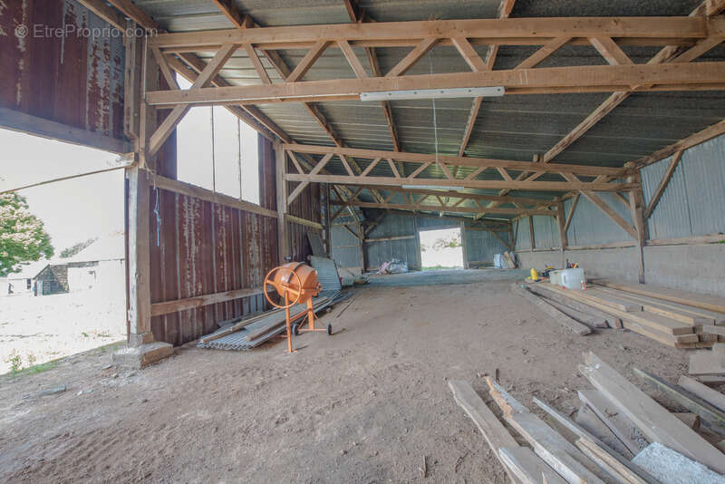 Ensemble en pierre à rénover – 340 m² de potentiel habitable – Hangar 223 m² – Terrain 3 109 m² - photo 22