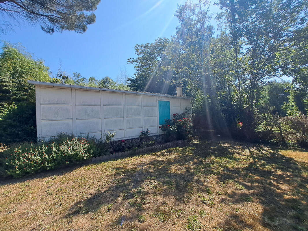 Terrain à VOUNEUIL-SUR-VIENNE