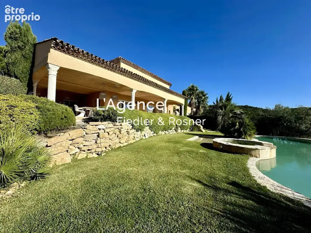 Ref 698 : grimaud - domaine securise - villa avec vue mer et helisurface - photo 2