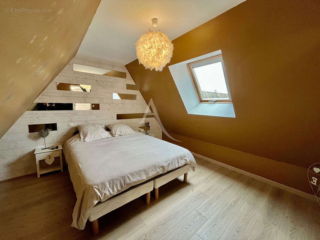 Maison à LA MADELAINE-SOUS-MONTREUIL
