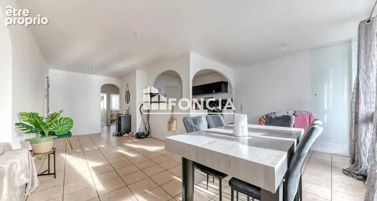Villeurbanne – Laurent Bonnevay : T5 traversant de 94 m² à 3 minutes à pied du métro A - photo 1