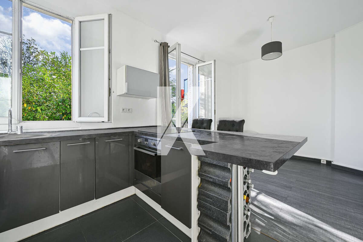 Cuisine ouverte équipée - Appartement à RUEIL-MALMAISON