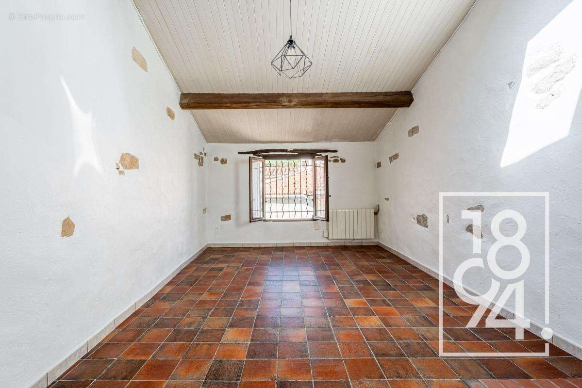 Appartement à CEYRESTE