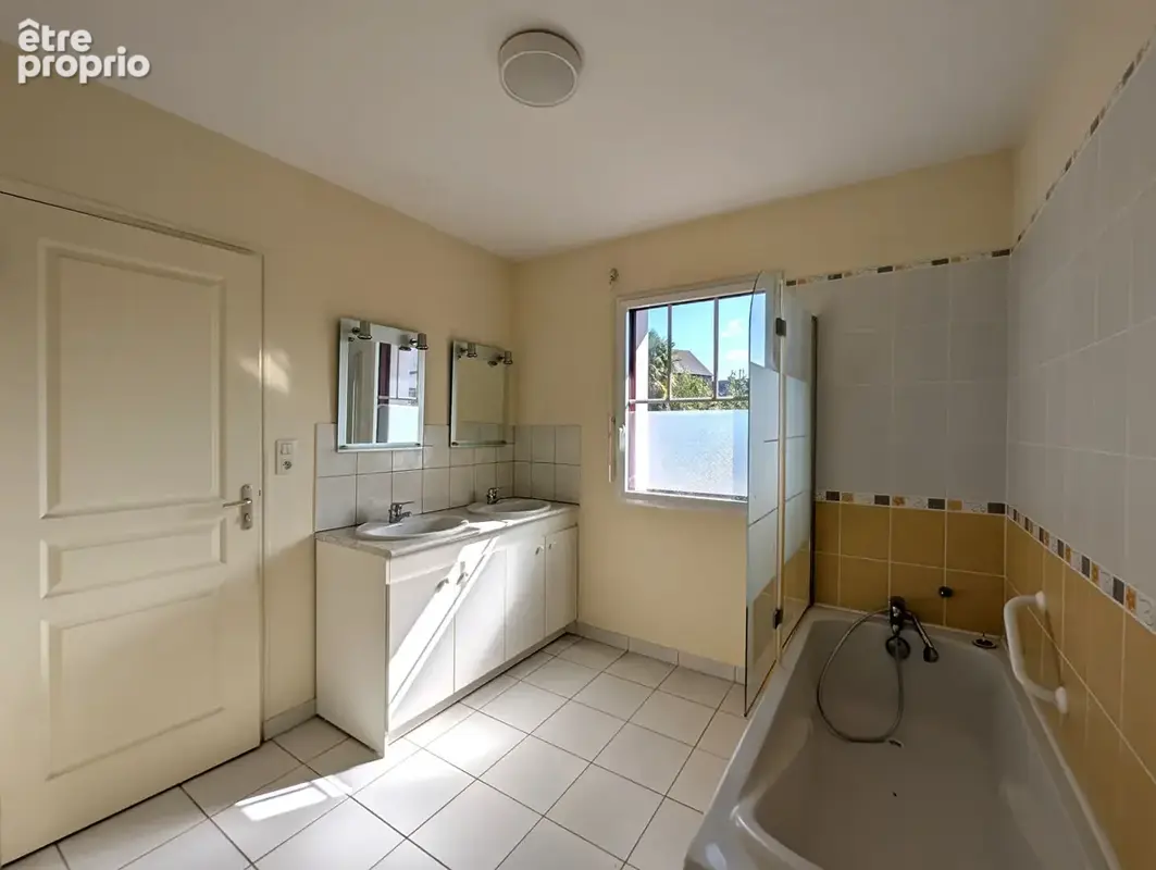Maison Dol-de-Bretagne ? Hyper-centre, 4 chambres, vie de plain-pied, garage et terrain - photo 12