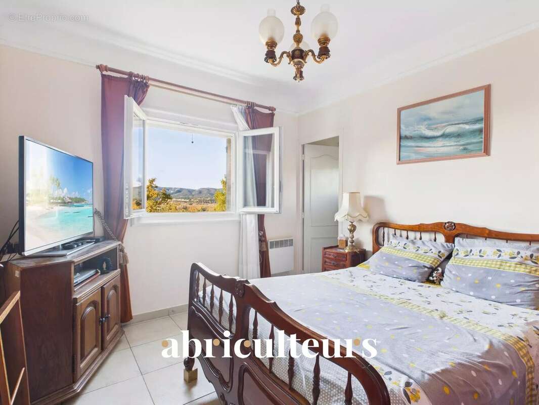 Maison à LA ROQUE-D&#039;ANTHERON