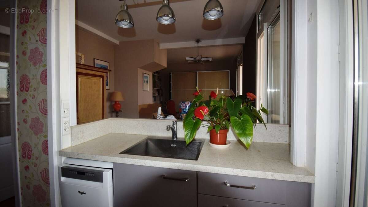 À VENDRE - PROCHE PARC DES SOURCES - Appartement T2 bis centre-ville de VICHY avec vue dégagée - photo 9