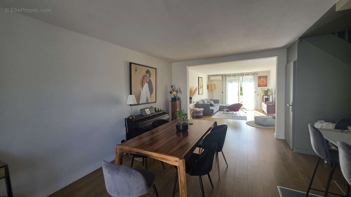 Très beau duplex de type 5 avec jardin, garage, et parking privatif. - photo 7